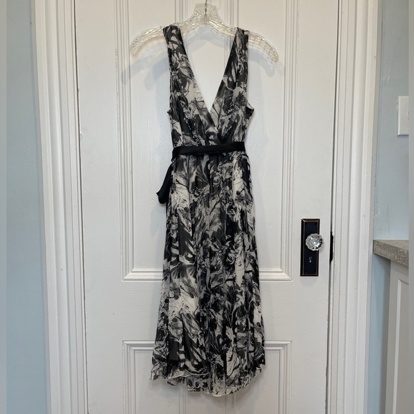 Lapis Black and White V-Neck Swing Dress - Picture 2 of 5